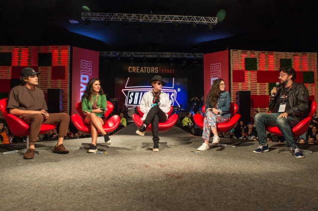 Fábio Rocha / Globo / Divulgação Elenco da série 'Shippados' em conversa durante a CCXP 2018.
