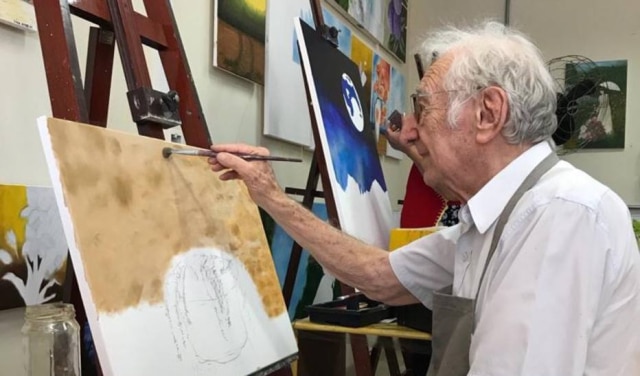 Isabella Bucci Com habilidades para desenho, senhor Carlos faz aulas de pintura e está indo para o segundo ano de Arquitetura e Urbanismo.