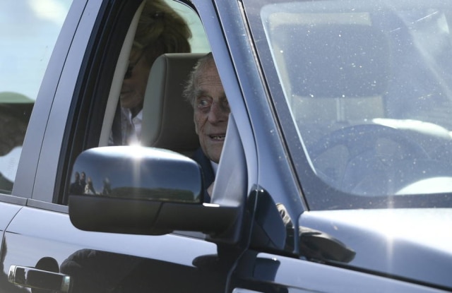 EFE/EPA/NEIL HALL O príncipe Philip, duque de Edimburgo, foi alertado pela polícia por dirigir sem cinto dois dias após se envolver em um acidente de trânsito.