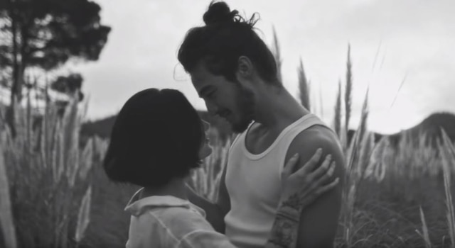 Tiago Iorc/ Youtube/ Reprodução Cena do videoclipe 'Nessa Paz Eu Vou', que conta com a participação de Michele Alves e direção de Rafael Trindade