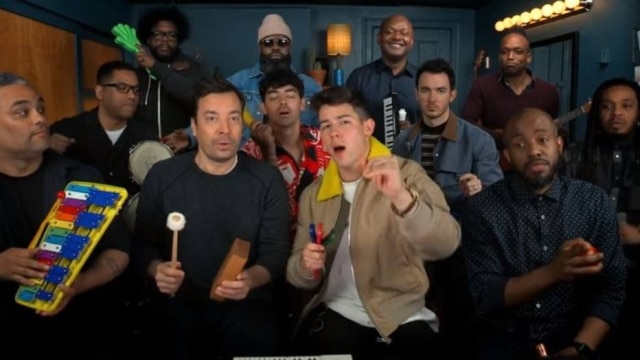 Youtube/JimmyFallon O trio Jonas Brothers durante programa de Jimmy Fallon.