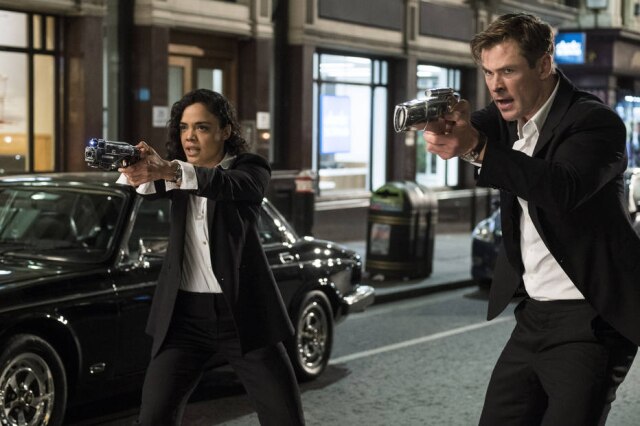 Giles Keyte/Sony/Columbia Pictures via AP Tessa Thompson e Chris Hemsworth em cena no filme 'Homens de Preto: Força Internacional'.