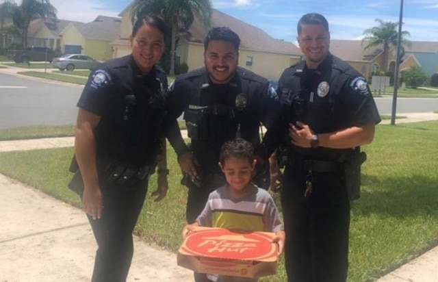 Facebook/SanfordPolice Manuel Beshara recebeu seu pedido dos policiais: uma caixa de pizza.