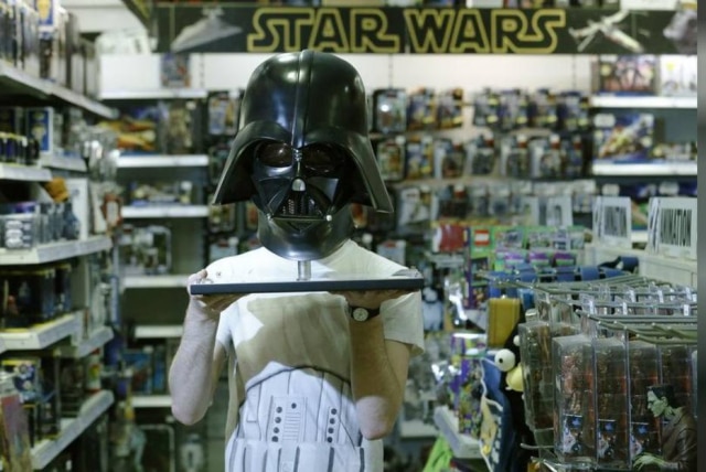 Luke MacGregor/Reuters Réplica em tamanho real de máscara do personagem Darth Vader em loja de Londres, em maio de 2013.