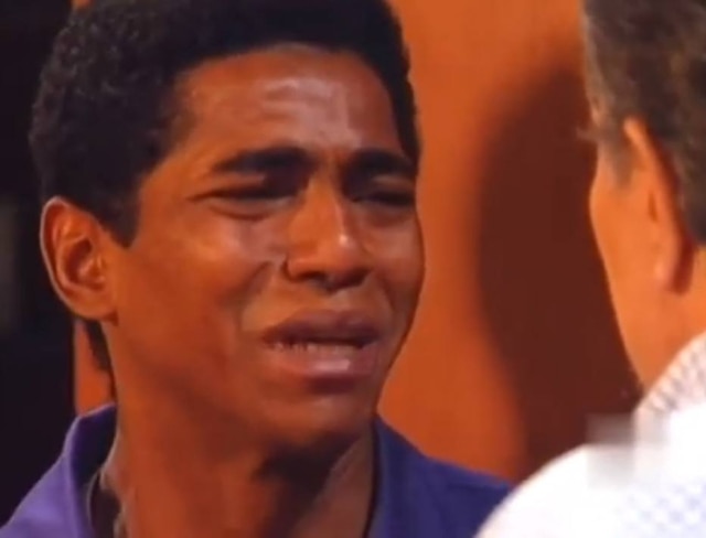 Reprodução de 'Pátria Minha' (1994) / TV Globo Kennedy (Alexandre Moreno) e Raul (Tarcísio Meira) em cena representando o racismo em 'Pátria Minha'.