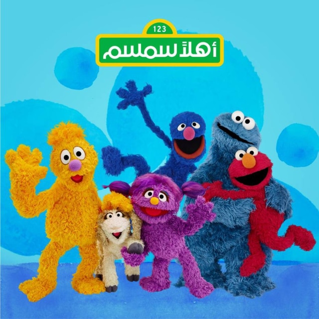 Sesame Workshop via AP Os personagens Jad (esquerda, em amarelo), a ovelha Ma'zooza e Basma (centro, em roxo), serão os novos Muppets apresentados no programa
