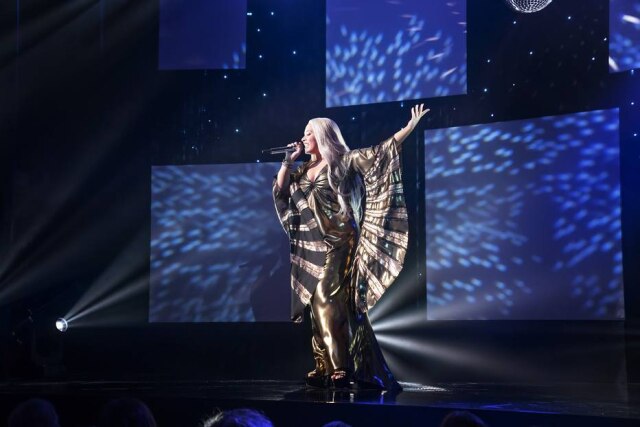 Netflix / Divulgação Demi Lovato durante sua apresentação no filme 'Festival Eurovision da Canção: A Saga de Sigrit e Lars'