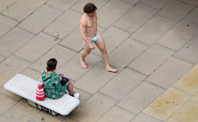 Simon Dawson/ Reuters Homem usou a máscara cobrindo apenas o órgão genital