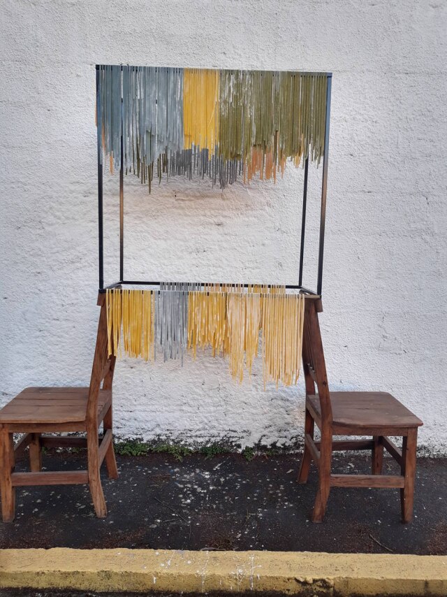 Neide Rigo/Estadão Improviso. Cadeira e apoio de mesa faz as vezes de varal para secar a massa fresca