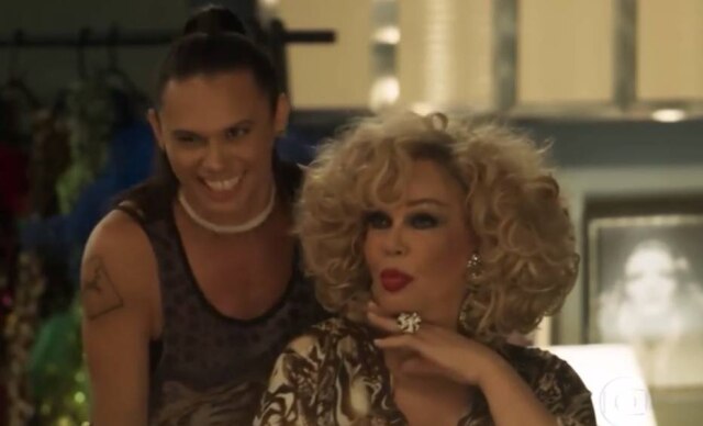 Reprodução de 'A Força do Querer' (2017) / Globo Silvero Pereira e Jane Di Castro em cena de 'A Força do Querer'