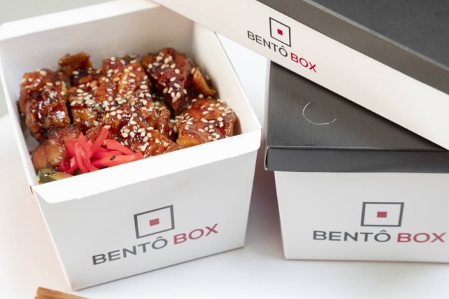Yakitori, do Bentô Box, combina frango grelhado, molho tarê, gergelim e vegetais em conserva.