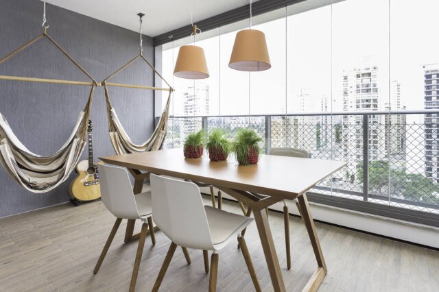 Estúdio São Paulo A arquiteta Claudia Yamada, do Studio Tangram, integrou redes de modelo cadeira à sua casa
