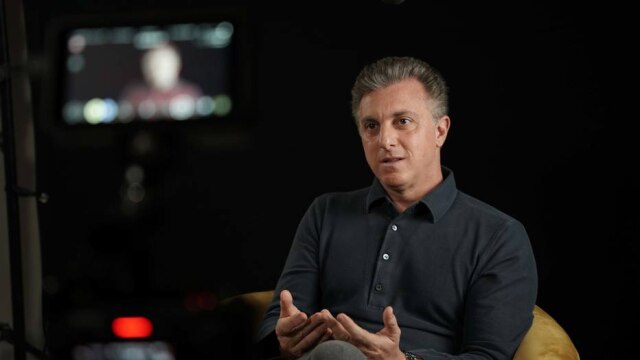 Globo Luciano Huck durante depoimento para o documentário.