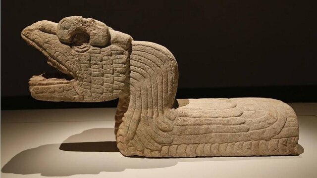 divulgação Fragmento de arquitetura Maya, em pedra calcárea, apresentada em mostra na Oca