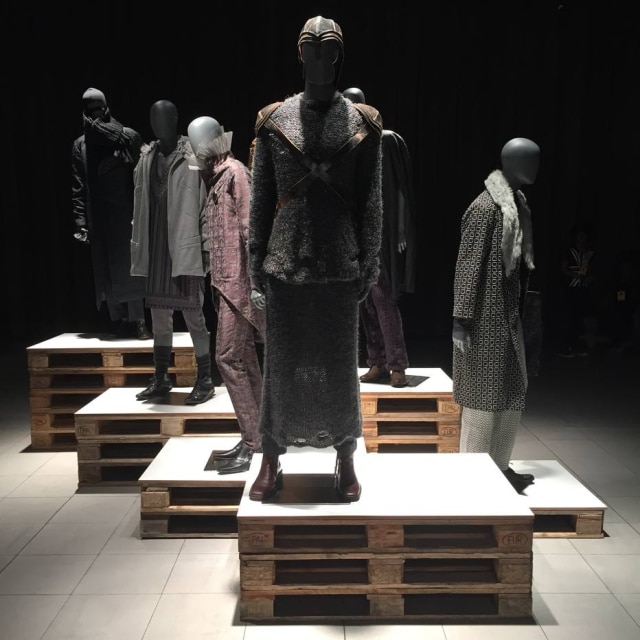 A trajetória do estilista Mário Queiroz pode ser conferida na exposição "20 Anos de Moda Masculina de Mario Queiroz. Rupturas”