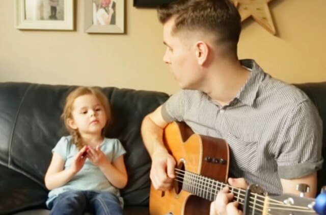Reprodução/YouTube Pai e filha encantam internet com cover de música tema de 'Toy Story'.
