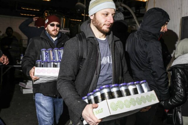 Krista Schlueter|The New York Times Os cervejeiros aguentam o agito porque as filas rendem: vendas diretas eliminam o intermediário e aumentam o lucro, permitindo ao proprietário exercer todo controle.