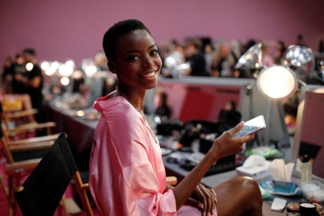 REUTERS/Benoit Tessier Maria Borges no backstage do Victoria's Secret Fashion Show.