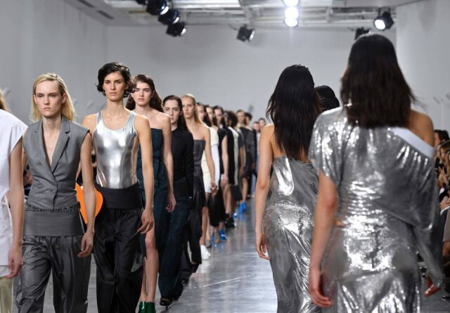AFP PHOTO / ALAIN JOCARD Paco Rabanne trouxe muito metalizado.