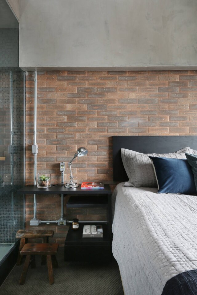 Mariana Orsi Conduítes aparentes compõem a decoração do quarto