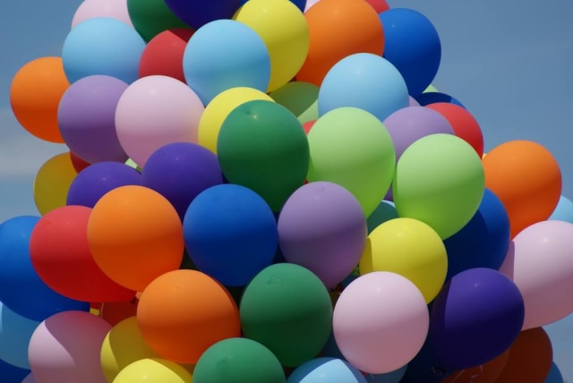 Pixabay/standuppaddle Uma artista plástica ficou suspensa no ar por 20 mil balões durante nove horas em instalação feita em festival de arte na Austrália.