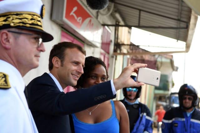 Alain Jocard/AFP Photo Emmanuel Macron posa para fotos em Caiena, capital da Guiana Francesa.
