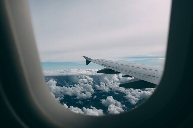 Pixabay Mulher ficou irritada após não receber champagne durante voo e causou pouso não planejado de avião.