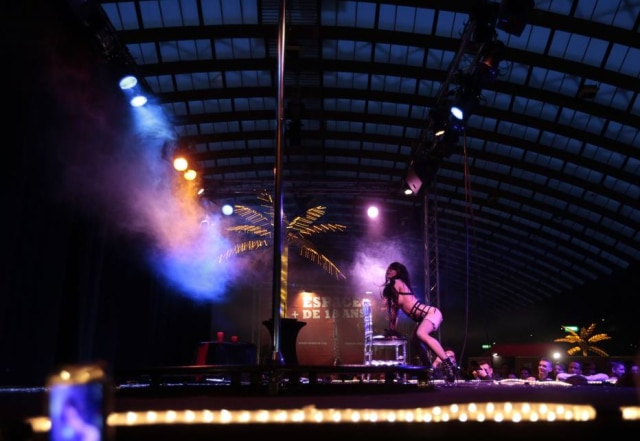 Eric Gaillard/Reuters O governo da China quer proibir a presença de strippers em funerais, uma tradição que existe em algumas províncias no interior do país