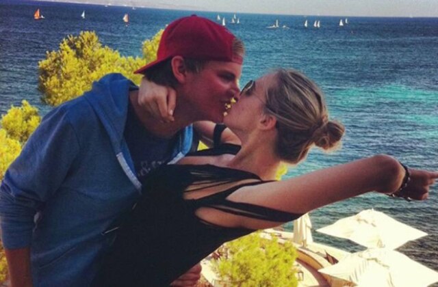 Instagram / @emilygoldberg89 DJ Avicii ao lado de sua ex-namorada, Emily