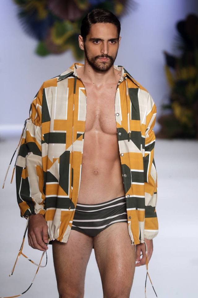Andre Penner/AP Photo O masculino da marca tinha sungões, sungas fininhas e muitos shorts