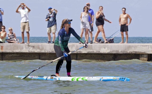 Carol Tedesco/Florida Keys News Bureau via AP Victoria Burgess se tornou a primeira mulher a completar a travessia entre Cuba e Flórida em stand up paddle