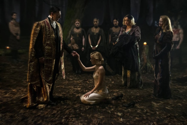 Diyah Pera/Netflix/Divulgação Kiernan Shipka junto com Richard Coyle, Lucy Davis e Miranda Otto nas primeiras fotos oficiais de 'Chilling Adventures of Sabrina'