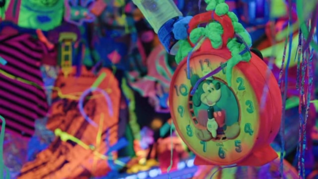 Reprodução de cena de 'Mickey: The True Original Exhibition' (2018) / Disney Exposição conta com efeitos surrealistas inspirados no icônico relógio do Mickey Mouse.