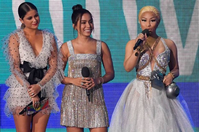 LLUIS GENE / AFP A rapper Nicki Minaj fala após receber o prêmio de melhor artista de Hip Hop da cantora mexicana Sofia Reys e da brasileira Anitta durante o MTV EMA 2018
