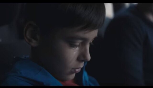 Reprodução de cena de 'Boys Don't Cry' (2018)/ White Ribbon PSA Cena do vídeo da campanha 'Boys Don't Cry', em que menino fica constrangido diante da valentia e masculinidade tóxica do pai.