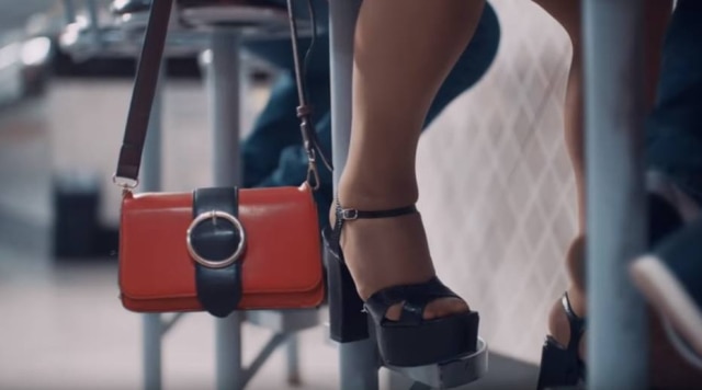 YouTube / Shell Afrodite não se intimida em andar por lugares públicos com roupas femininas. Na imagem, ela está na bancada de uma padaria de estrada.