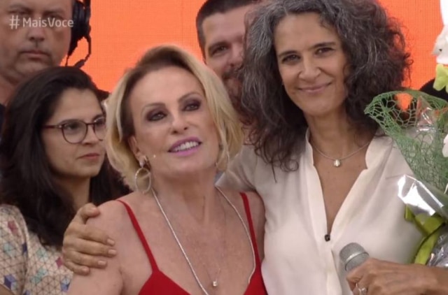 Reprodução/TV Globo Simone e Ana Maria Braga cantam 'Então é Natal' no 'Mais Você' desta terça-feira.
