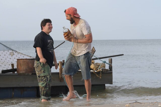 Seth Johnson / Roadside Attractions / Armory Films Cena do filme 'The Peanut Butter Falcon', com Zack Gottsagen (esq.) e Shia LaBeouf (dir.)