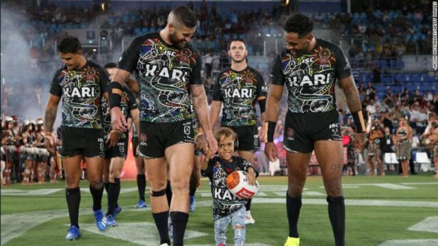 NRL/Divulgação O menino australiano Quaden Bayles, de 9 anos, que participa de apresentação de time de rugby. Na última semana, o garoto sofreu bullying por ter nanismo e recebeu apoio mundial.