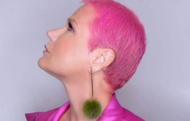 Instagram / @xuxamenegheloficial Xuxa Meneghel de cabelo rosa.