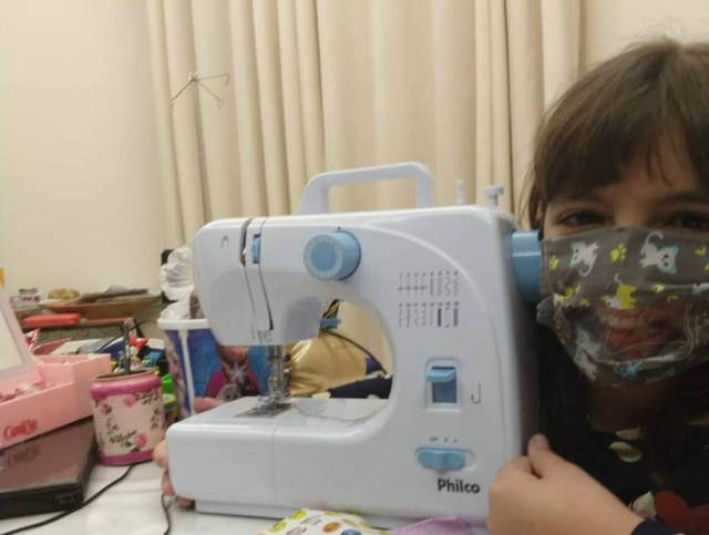 Priscila Sanches de Almeida / Arquivo Pessoal Maria Luisa costura desde os sete anos, e tem feito máscaras para distribuir para quem precisa