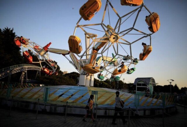 REUTERS/Issei Kato Visitantes em atração do parque de diversões Toshimaen, em Tóquio