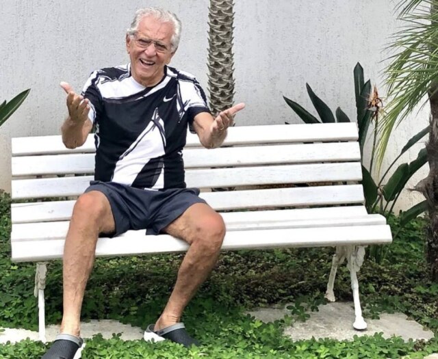 Instagram/@calbertonobrega O apresentador de 'A Praça é Nossa', Carlos Alberto de Nóbrega, no banco da casa dele, em São Paulo