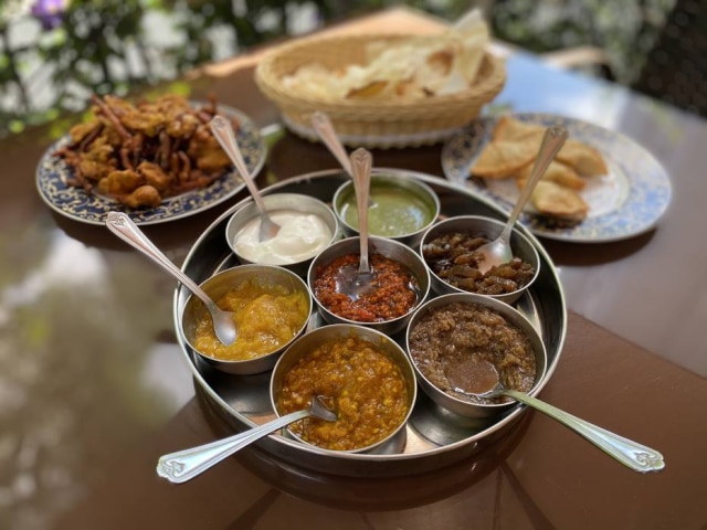 Patrícia Ferraz/Estadão Couvert é servido à moda do norte da Índia, em uma bandeja redonda de metal chamada thali com cinco potinhos de chutney: manga e maçã, gengibre, hortelã e berinjela defumada