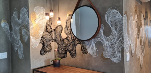 Kaju “Desde pequena, a arte foi a minha terapia”, conta a artista Kalina Juzwiak, que entra em um estado meditativo ao compor suas obras