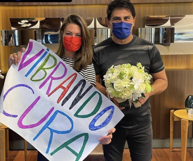 Instagram/@cesarfilho O apresentador César Filho, que recebeu alta do hospital após covid-19, ao lado da esposa