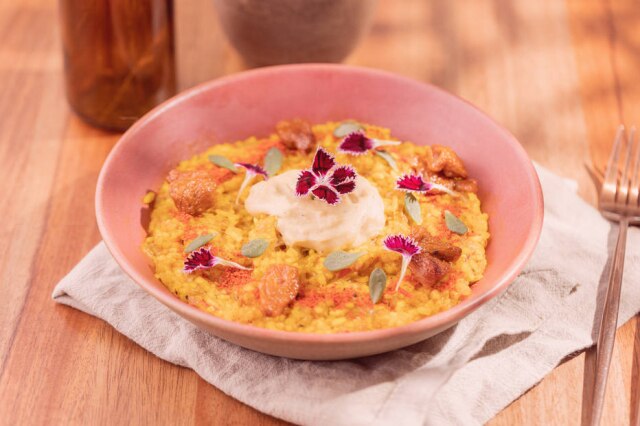 Movo Gastronomia Risoto de cajuí grelhado, com arroz cateto, carne de jaca, açafrão da terra e finalizado com queijo de castanhas