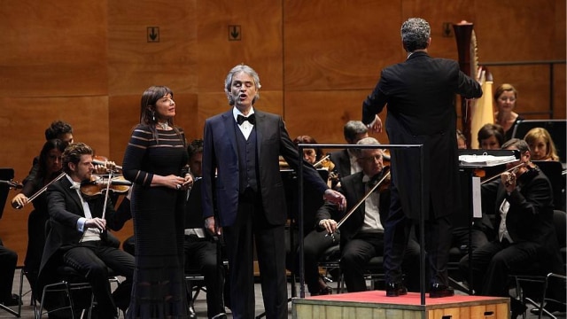 Divulgação O tenor Andrea Bocelli cantou para a plateia fashionista.
