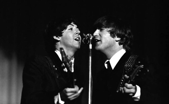 AP A união entre John Lennon e Paul McCartney é uma das mais bem-sucedidas na história da música - se não a maior do rock and roll. Foram, entre 1962 a 1969, 180 canções escritas pelos dois. Apesar das desavenças no fim dos Beatles, Paul e John sempre foram grandes amigos, desde 1957, quando o baixista conheceu o futuro parceiro em uma igreja local.