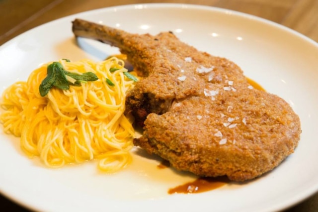 Tiago Queiroz|Estadão Milanesa de costela alta de porco servida com cabelo de anjo na manteiga e sálvia